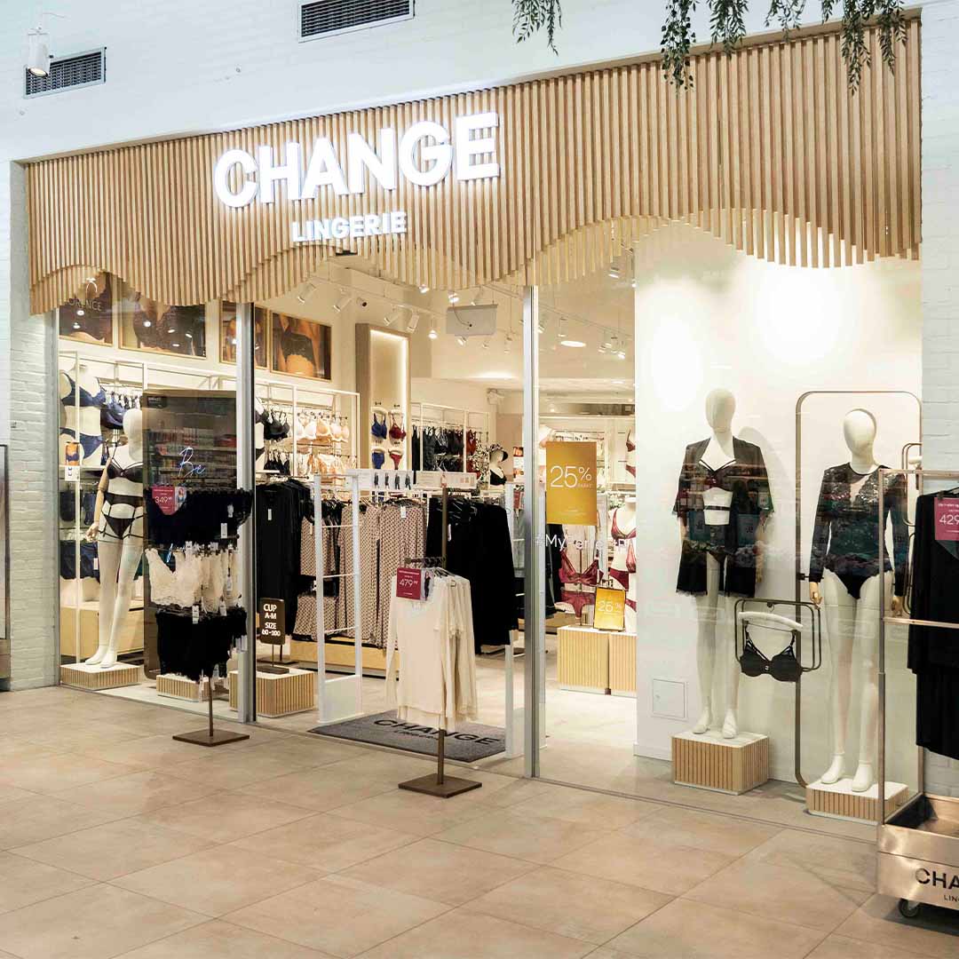 Medarbejder fra Change på Nørrebro, sætter undertøj på stativer. 